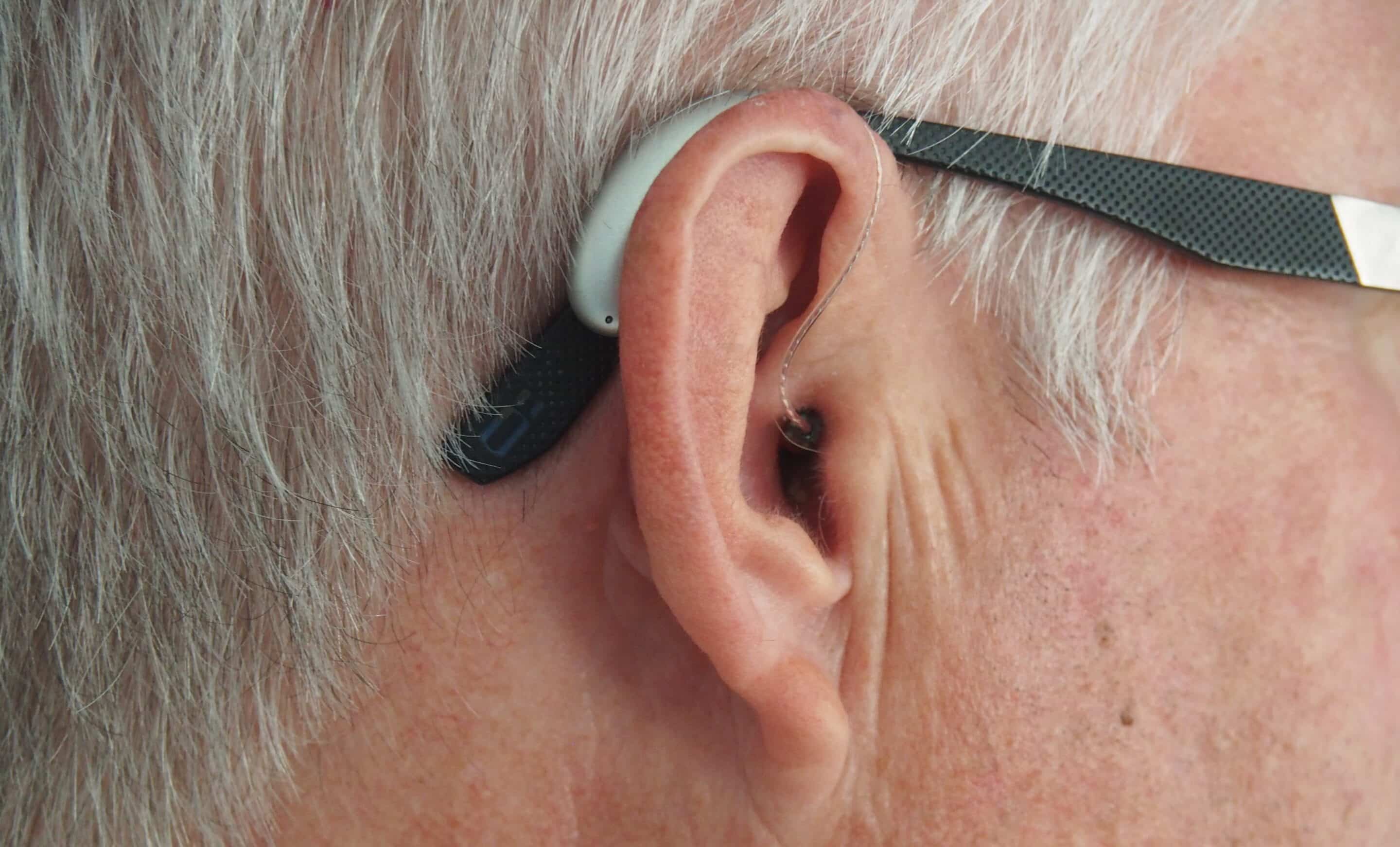 persona con un dispositivo auditivo
