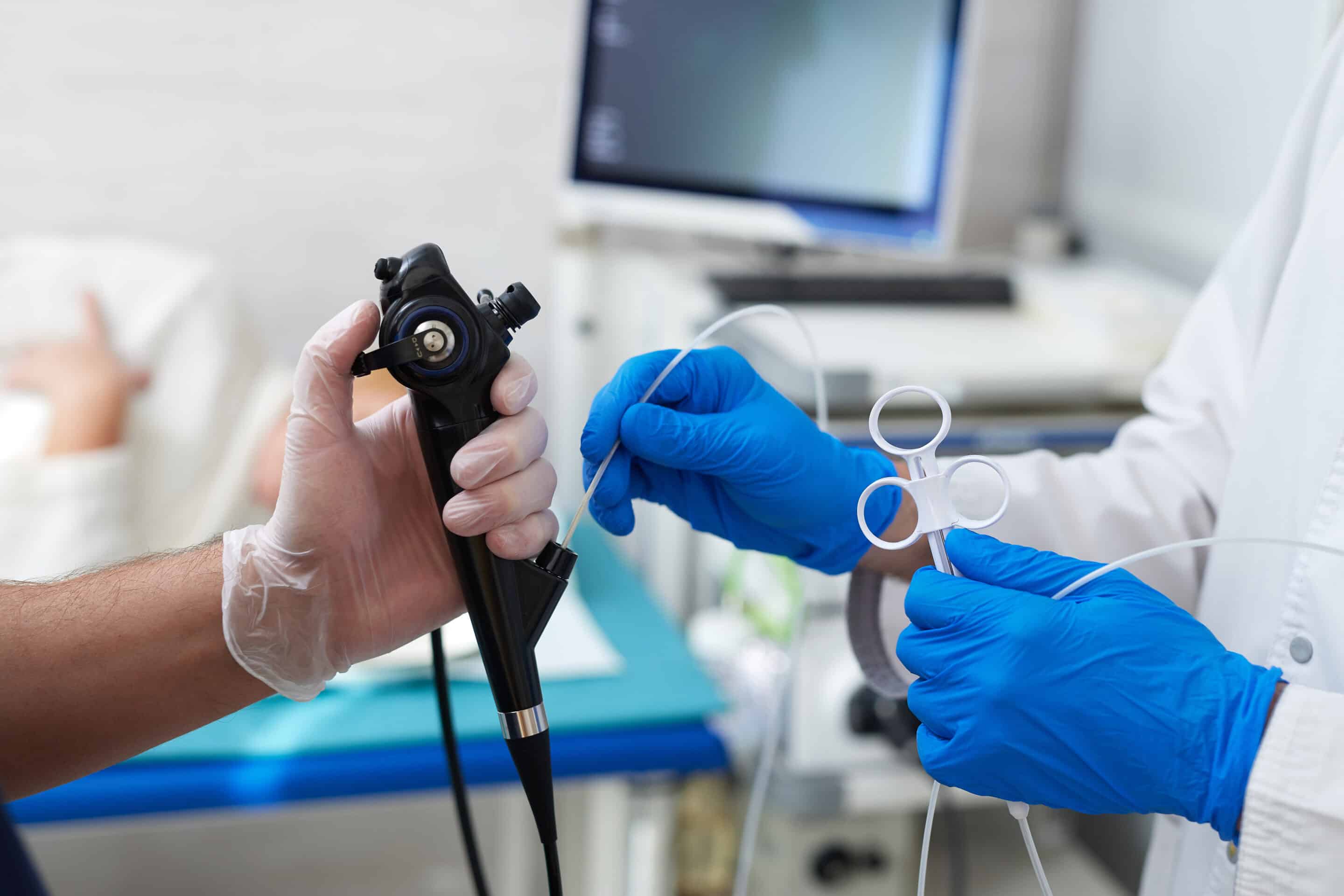 medicos con endoscopio